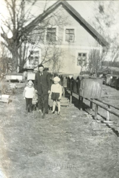 KKE 4143-188.jpg - Bolesław Szczuka z córkami przed domem, Kronowo.
